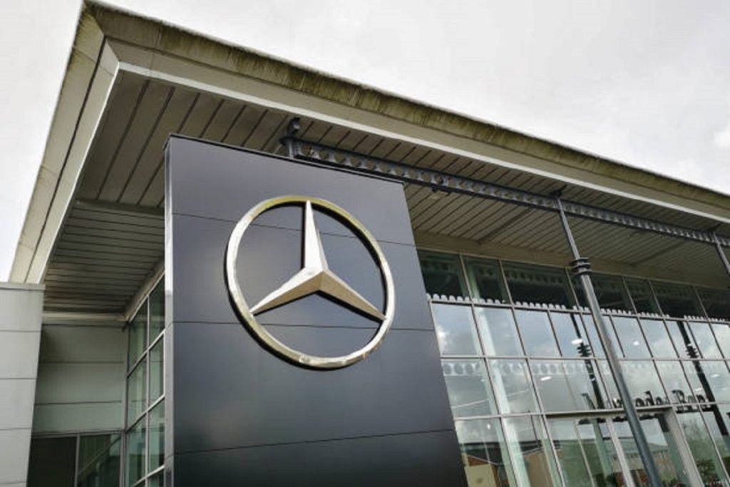 Finansijski kolaps u Mercedesu: Dobit prepolovljena, hiljade radnika ostaju bez posla!
