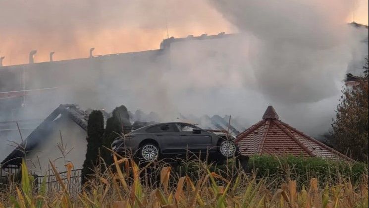 Panika u Požegi: U ranim jutarnjim satima planula garaža s luksuznim vozilima