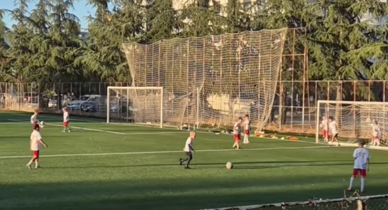 DOK RODITELJI PRAVE HAOS U ELITI 9 – Baka Marija sve preuzela: Željko Kulić vrijedno trenira fudbal, snovi ga vode daleko!