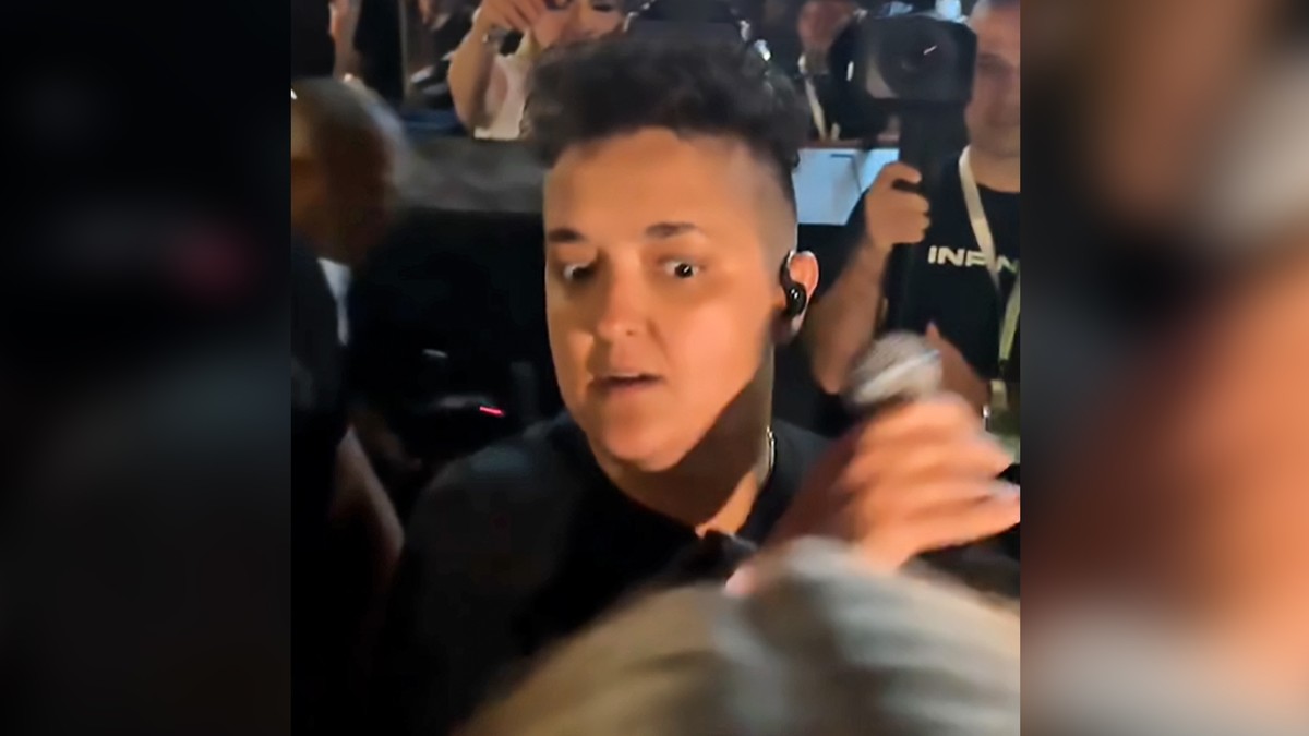 Šok u Makedoniji: Fanica pokušala da uzme mikrofon Mariji Šerifović, reakcija sve ostavila bez riječi!(VIDEO)
