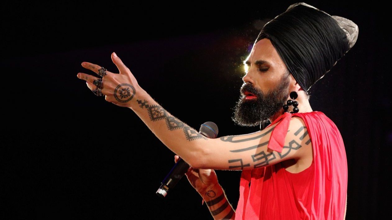 Božo Vrećo prošetao Sarajevo u svom „Vogue street“ izdanju – spoj tradicije i modernog stila