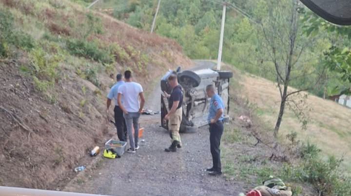 Tragična saobraćajna nesreća u Gornjoj Omarskoj: Muškarac izgubio život nakon što je automobil sletio s kolovoza