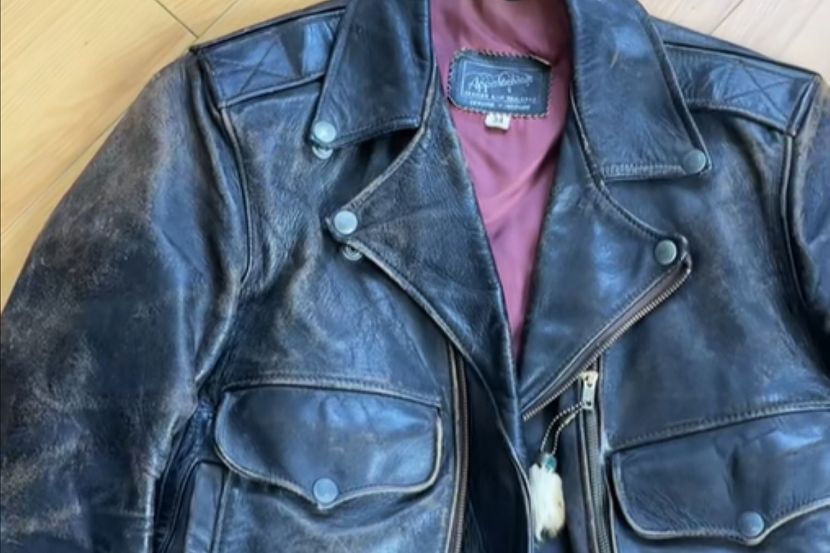 Kupila polovnu jaknu, a u džepu pronašla dnevnik koji krije misteriju staru 50 godina