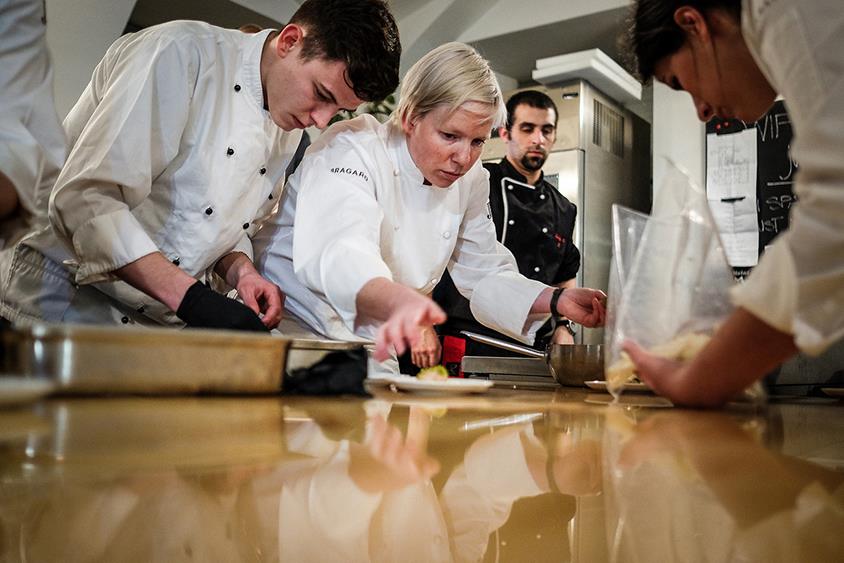 Šta kuhari nikad ne bi naručili u restoranu: Evo koje jelo krije najveći rizik za vaš stomak!