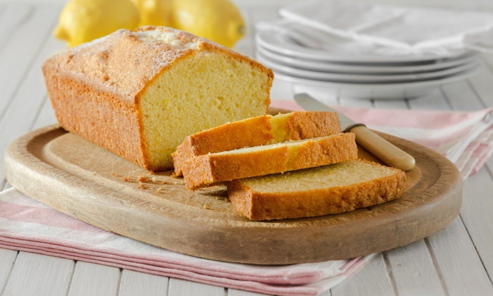 Mirisni kolač od limuna: jednostavan, sočan i savršen uz kafu