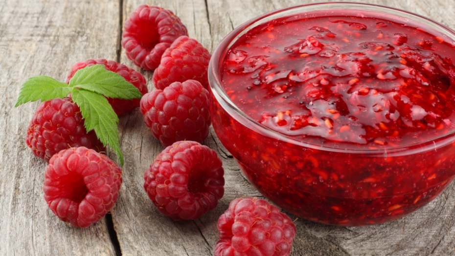 Čokoladna torta sa malinama – spoj savršene slasti i svježine