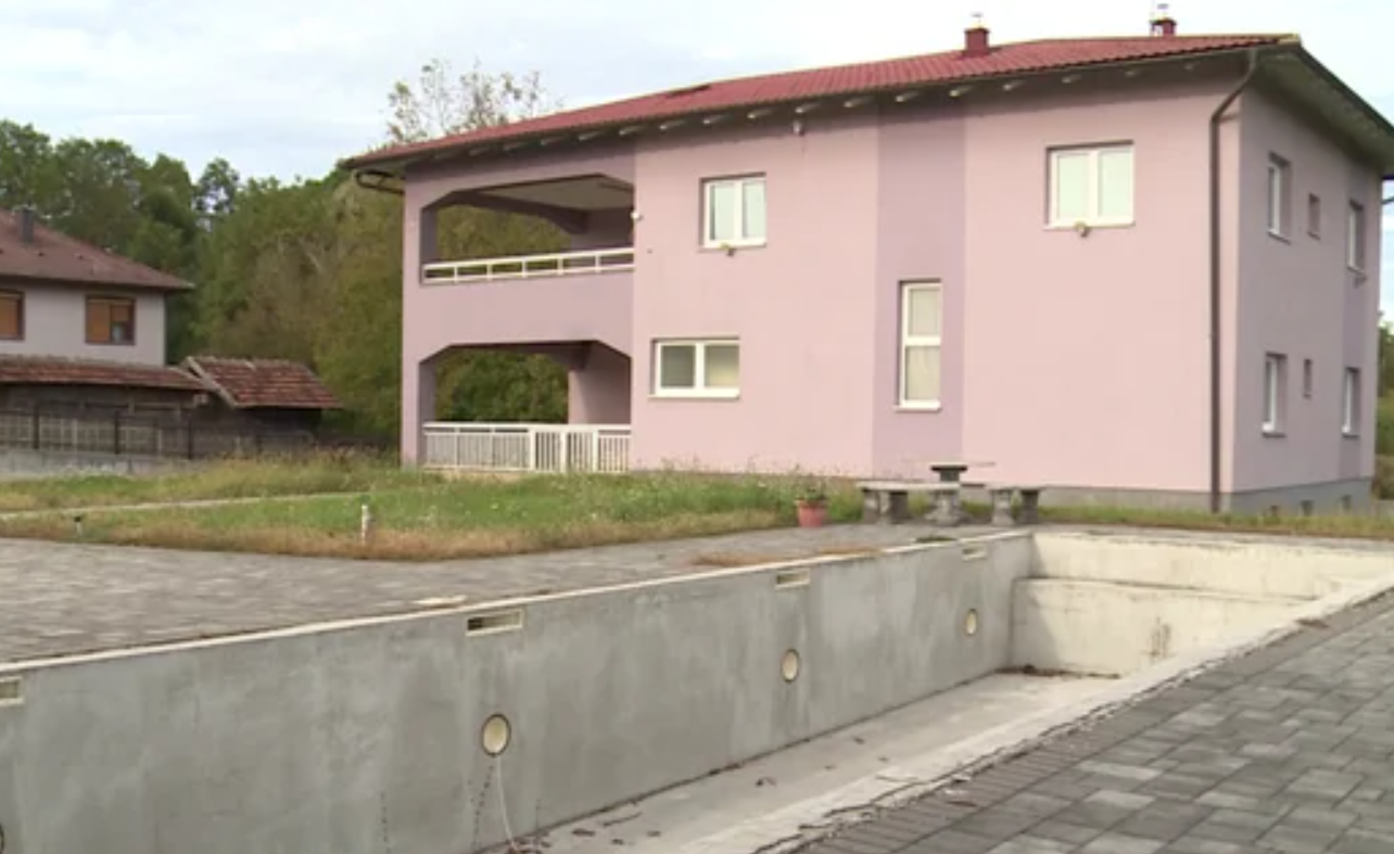 Zavirite u dom Asmina Durdžića – luksuz, bazen i mir koji su oduševili sve gledaoce ‘Rijaliti rešetanja’!