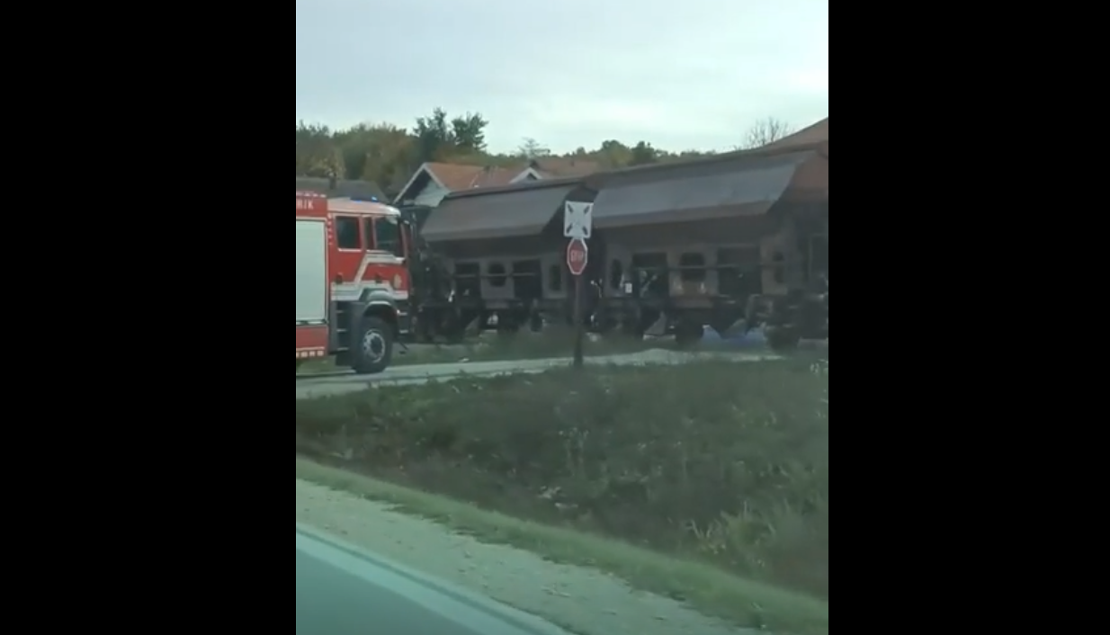 DRAMA U SREBRENIKU: Voz se zakucao u automobil – više osoba povrijeđeno!