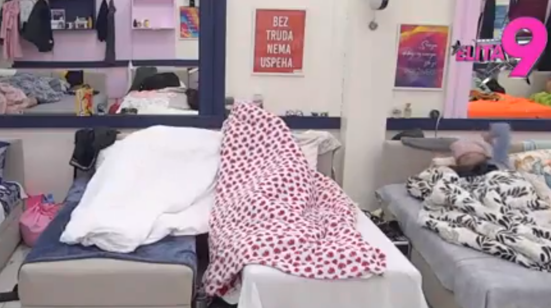 Bliskost koju više ne mogu sakriti – Asmin i Mina pod pokrivačem, kamere sve zabilježile!