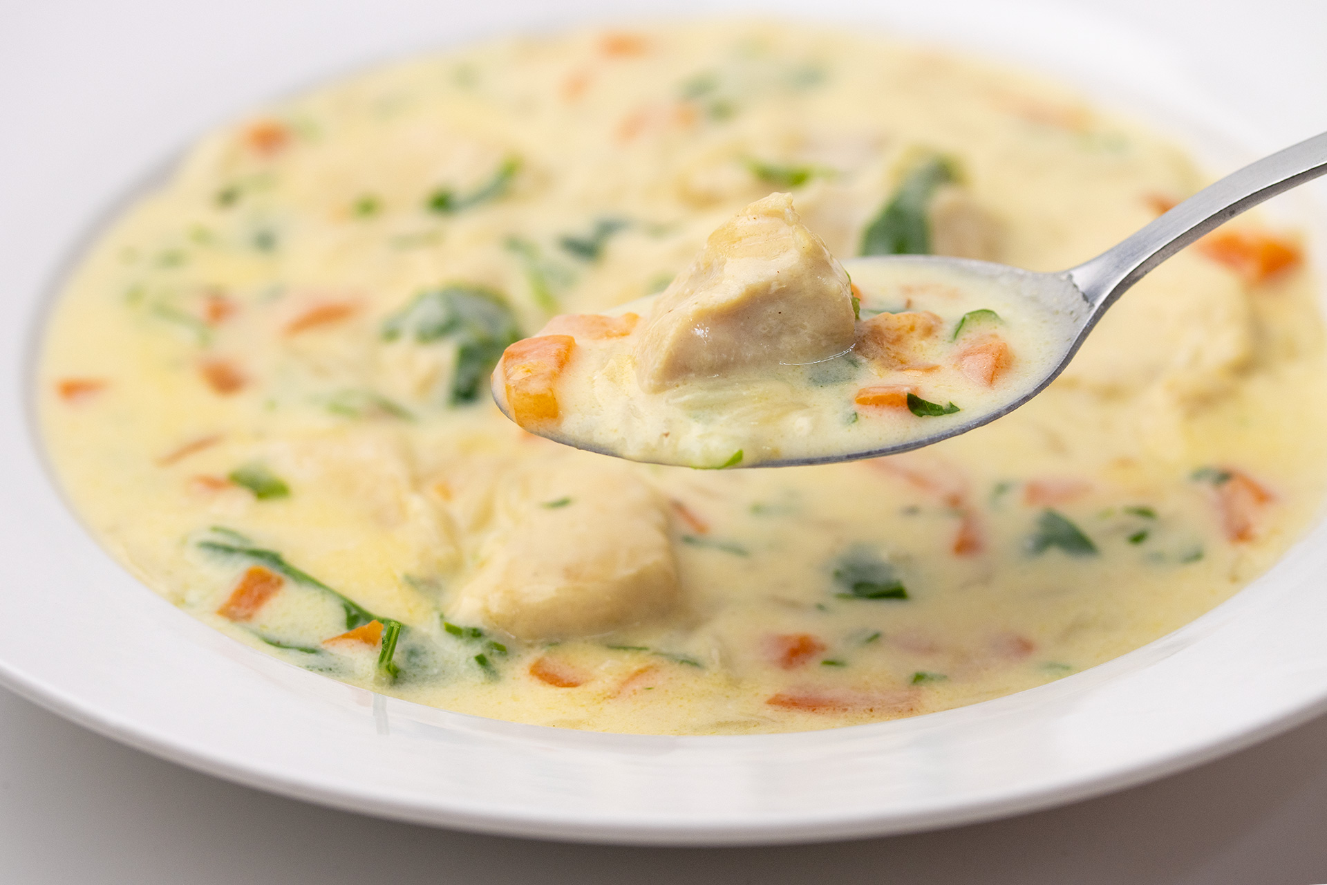 Kremasta pileća supa sa povrćem – toplina u tanjiru