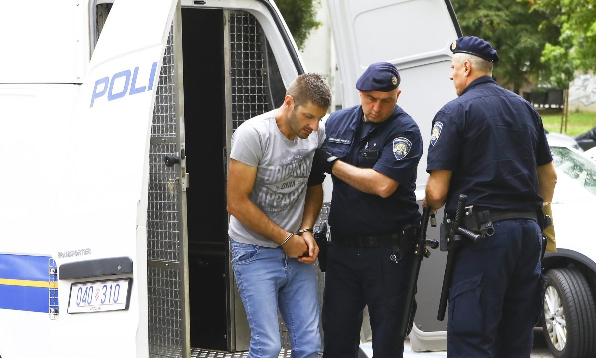 Užas u Batajnici: Muškarac izbo partnerku nožem i oteo bebu – drama usred bijela dana!