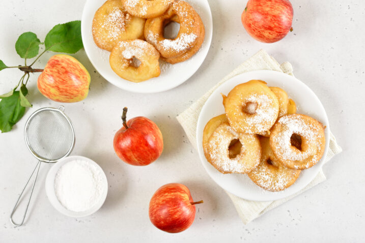 Kolutići jabuka obloženi tijestom – slatki zalogaj za svaku priliku