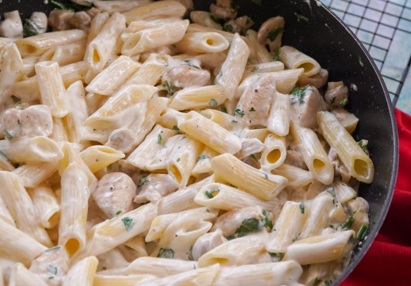 Kremasta tjestenina sa piletinom i gljivama