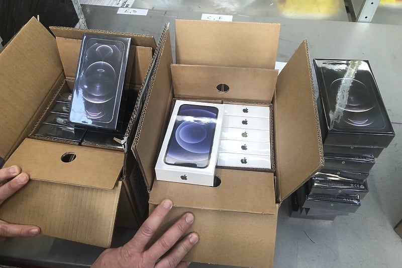 Spektakularna zapljena na aerodromu Sarajevo: Par pokušao prokrijumčariti 123 iPhone-a!