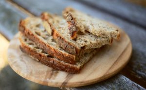 Proteinski hljeb s orasima i ruzmarinom — zdrav, ukusan i bez miješenja