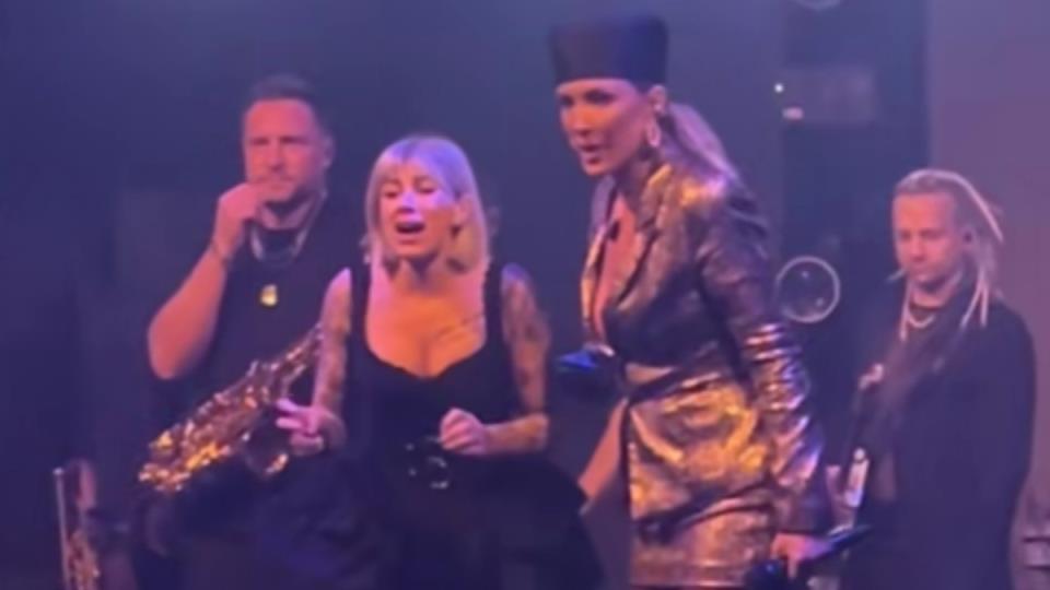 HAOS NA SCENI! Stela utrčala na nastup Senidah – obezbjeđenje je zaustavlja, a majka joj pada pred binom!