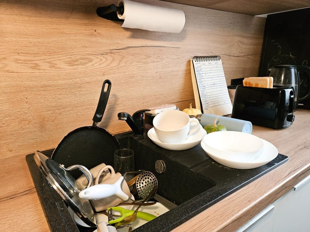 Prljavo posuđe u sudoperi: Nećete vjerovati šta se dešava dok spavate!