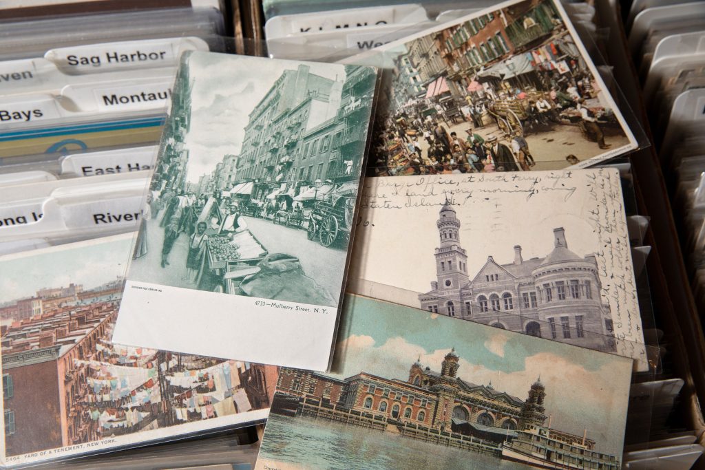 Tradicija koja prkosi vremenu: Zašto ljudi i dalje šalju razglednice