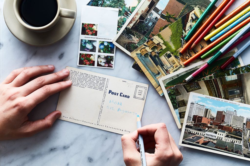 Tradicija koja prkosi vremenu: Zašto ljudi i dalje šalju razglednice