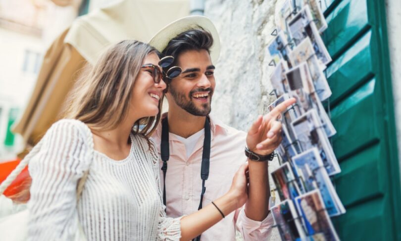 Tradicija koja prkosi vremenu: Zašto ljudi i dalje šalju razglednice