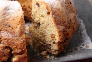 Kuglof sa grožđicama – savršen domaći kolač za svaku priliku