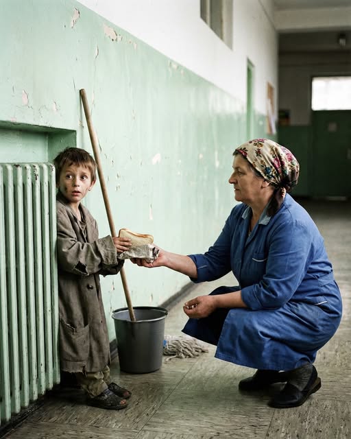 Pretužna istinita priča!! Gladni dječak i školska čistačica: Dobrota koja se vratila nakon 20 godina