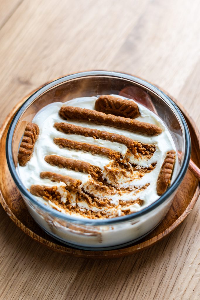 Kremasti jogurt cheesecake u posudi spreman za serviranje