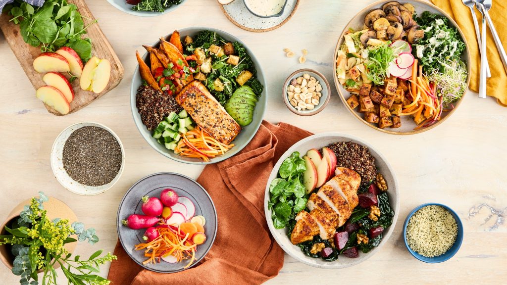 Raznovrsni obrok sa povrćem, žitaricama i proteinima