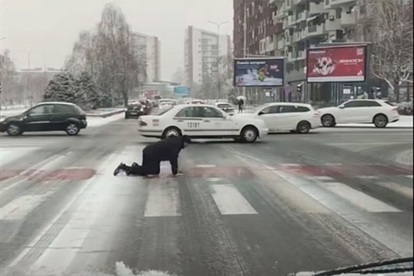 Zaleđene ulice Skoplja: Strah od pada natjerao muškarca da puzi preko ceste(VIDEO)