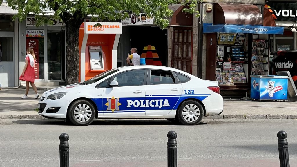 Policija zaustavlja vozilo na Voždovcu – drama u Beogradu.