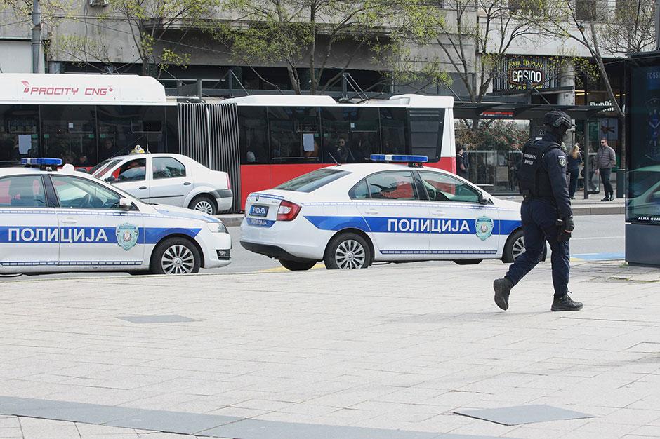 Policija zaustavlja vozilo na Voždovcu – drama u Beogradu.