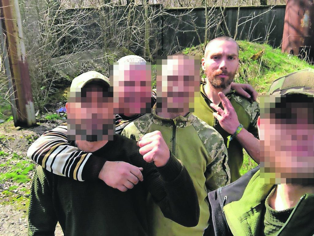 Petar Jelovac pozira s ukrajinskim vojnicima na ratištu