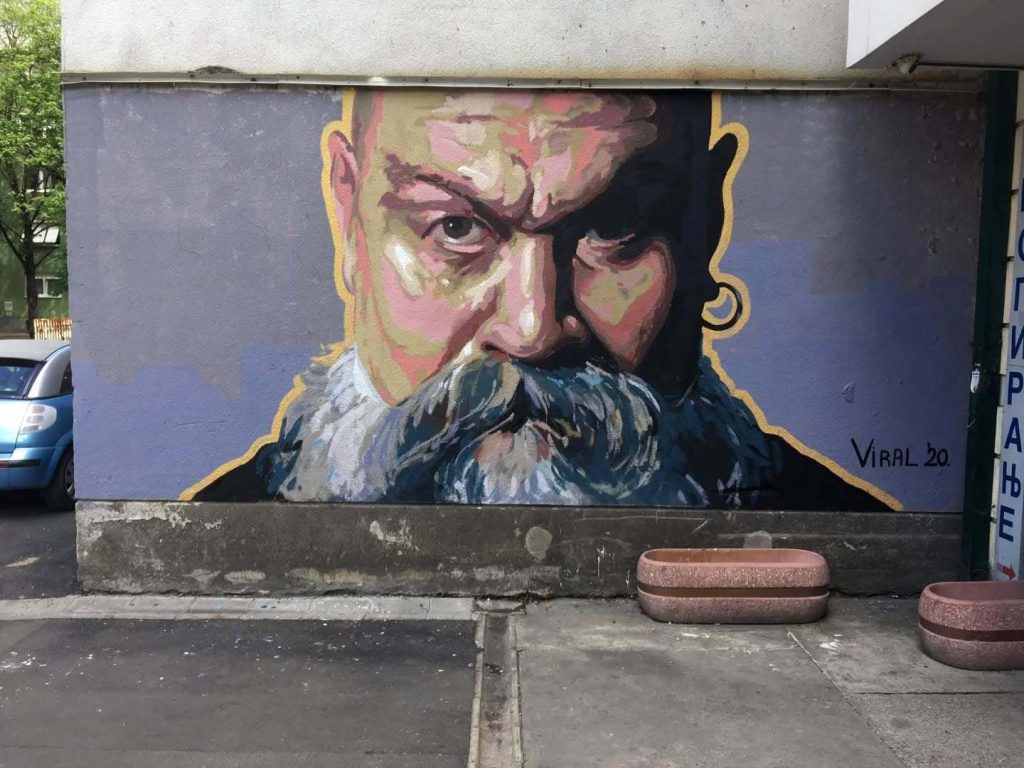 Mural sa likom Ljubiše Stojanovića Luisa na zgradi u Rumi