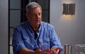 J. L. Collins tokom javnog nastupa ili intervjua