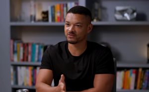 Steven Bartlett tokom intervjua u podkast studiju