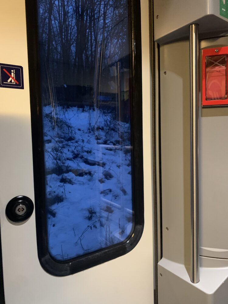 Zarobljeni u vozu bez struje: Hladnoća, zagušljivost i zaključani toaleti, putnici prošli pakao u vozu za Beograd.