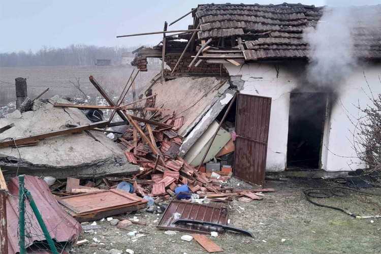 Noćni horor u Derventi: Snažna eksplozija uništila imanje, policija na terenu