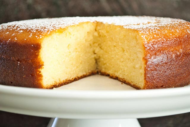 Sočni kolač s jogurtom i limunom – jednostavan, mirisan i mekan