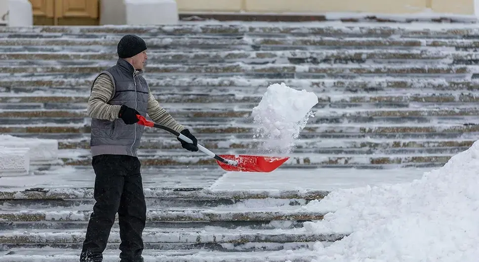 Zaboravite sol: Jednostavan trik koji uklanja led sa stepeništa za tren!