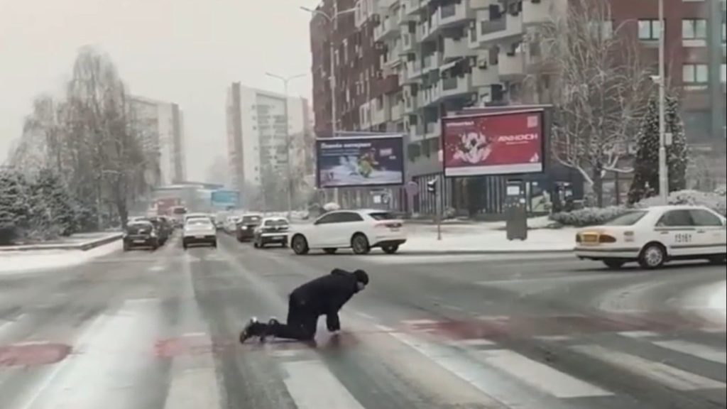 Zaleđene ulice Skoplja: Strah od pada natjerao muškarca da puzi preko ceste(VIDEO)