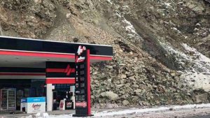 Priroda pokazala zube: Veliki odron zatrpao benzinsku pumpu kod Zvornika