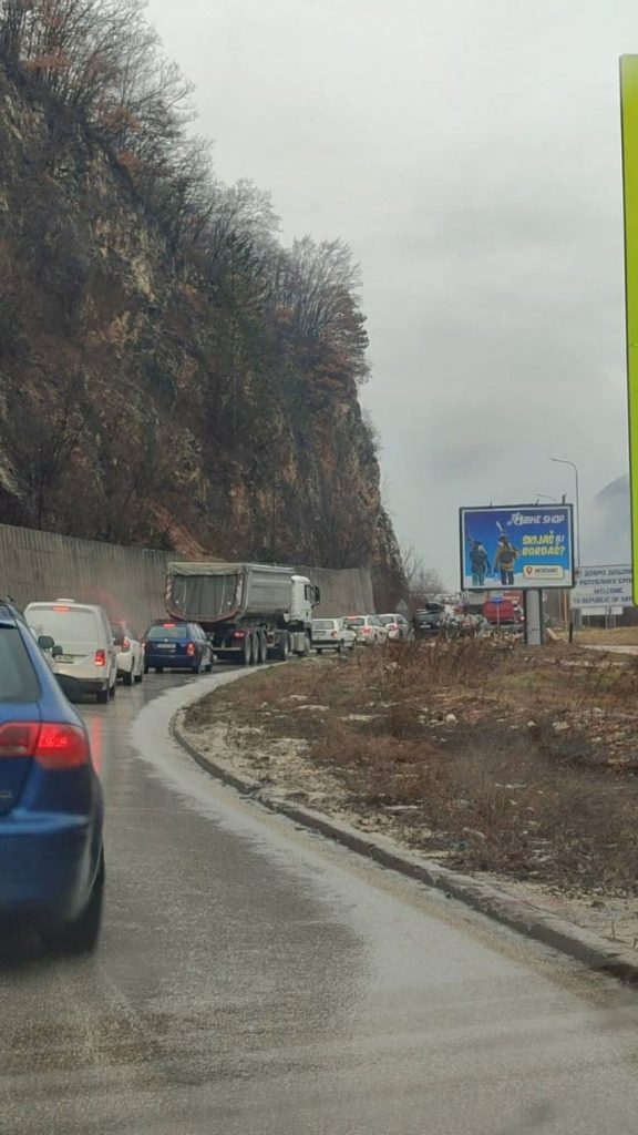 Teška nesreća kod Sarajeva: Jedna osoba poginula, osam povrijeđenih na putu Sarajevo – Pale