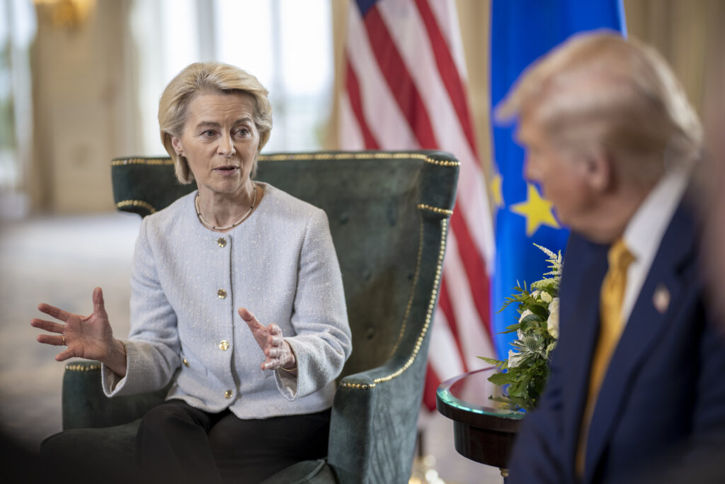 Ursula von der Leyen i Donald Trump u razgovoru tokom zvaničnog sastanka