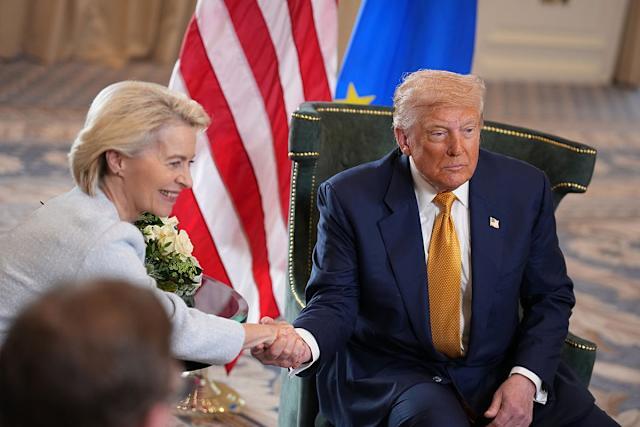 Ursula von der Leyen i Donald Trump sjede za stolom i rukuju se bez međusobnog kontakta pogledom