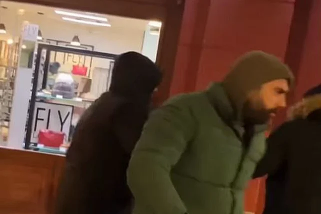 Mladić na mjestu sukoba tokom nasilja na protestu u Novom Sadu