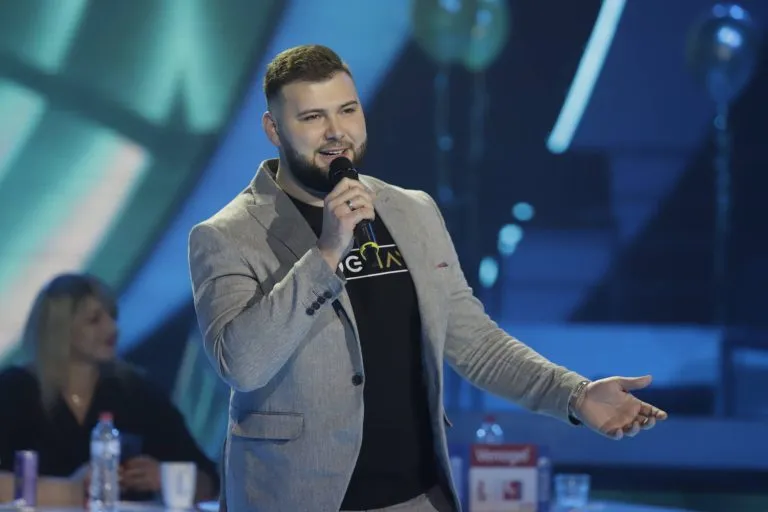 Marko Gačić pjeva solo na estradnom nastupu