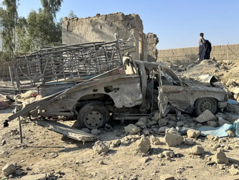 Krhotine i oštećenja na tlu nakon pada rakete ispaljene iz Pakistana.