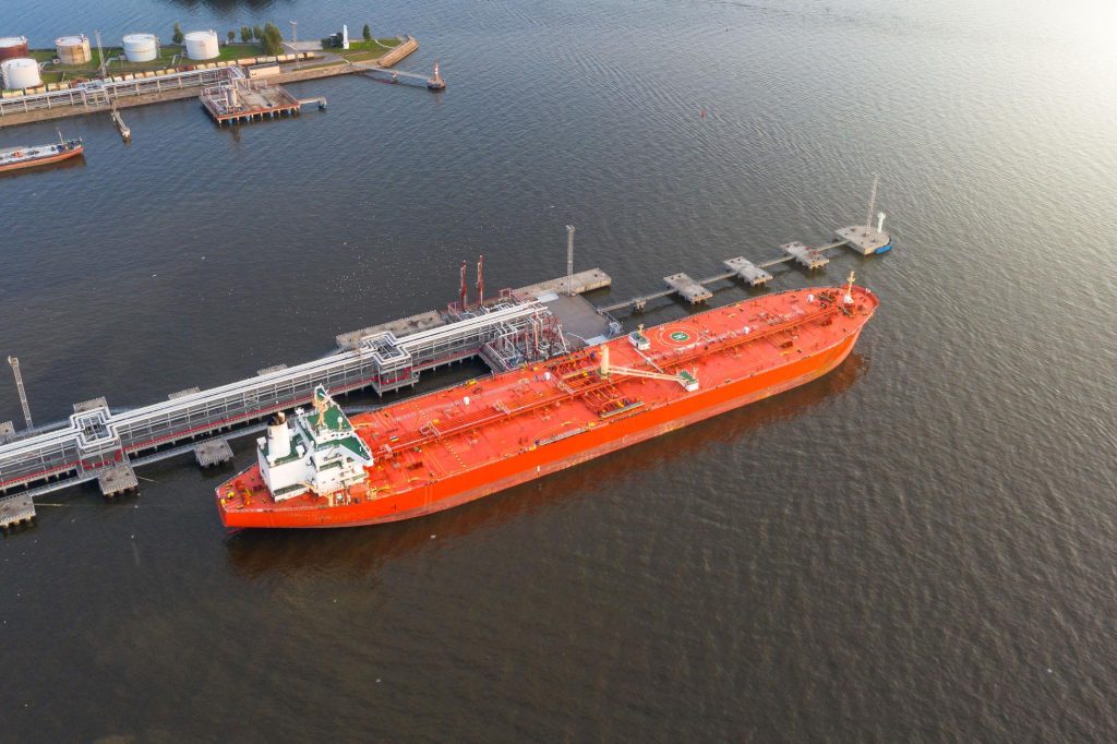 Veliki tanker sa sirovom naftom usidren u luci tokom istovara