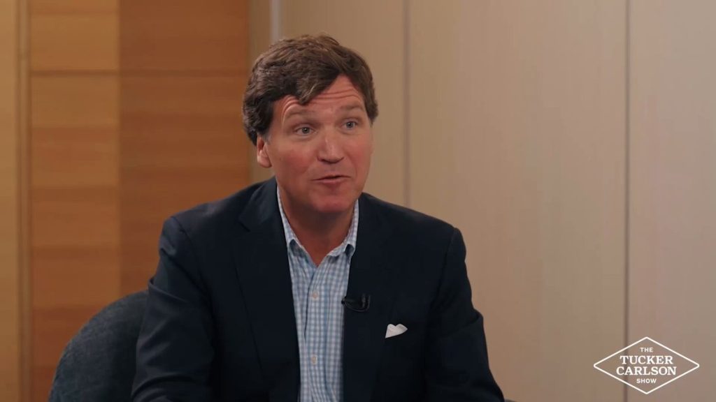 Tucker Carlson govori tokom snimanja političkog podcasta