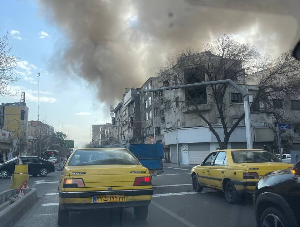 "Iranska ulica nakon pada rakete, krhotine i oštećeni automobili snimljeno iz vozila."
